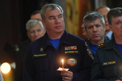 Москва.  Заместитель Председателя Высшего Совета Общероссийской общественной организации `Российский союз спасателей` Сергей Щетинин на благодарственном молебне в честь иконы `Неопалимая Купина` в Храме Христа Спасителя.