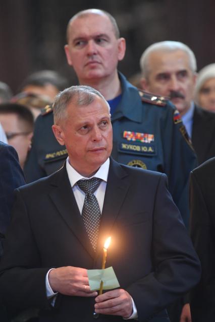 Москва. Первый заместитель Министра РФ по делам гражданской обороны, чрезвычайным ситуациям и ликвидации последствий стихийных бедствий Александр Чуприян во время благодарственного молебна в честь иконы `Неопалимая Купина` в Храме Христа Спасителя.