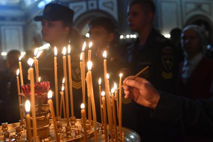 Москва. Курсанты МЧС РФ во время благодарственного молебна в честь иконы `Неопалимая Купина` в Храме Христа Спасителя.