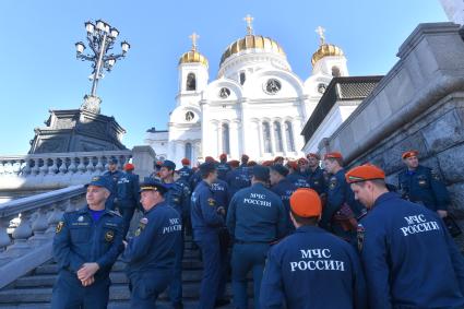 Москва. Сотрудники  МЧС РФ перед благодарственным  молебном в честь иконы `Неопалимая Купина` у Храма Христа Спасителя.