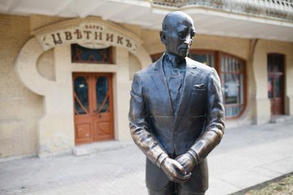 Пятигорск.  Памятник героям романа Ильфа и Петрова в парке `Цветник`.