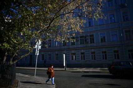 Москва. Женщина идет по улице.