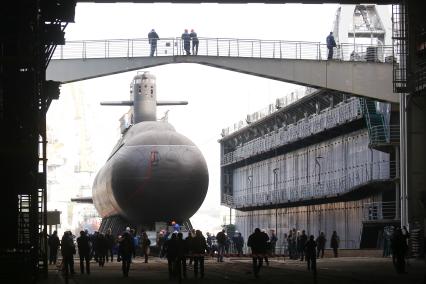 Санкт-Петербург. Торжественная церемония спуска на воду дизель-электрической подводной лодки `Кронштадт` проекта 677 `Лада` на `Адмиралтейских верфях`.