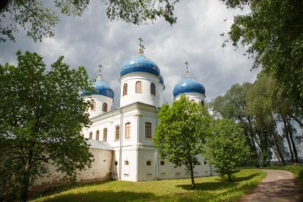 Великий Новгород. Церкви Свято-Юрьевского монастыря.