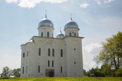 Великий Новгород. Вид на Георгиевский собор Юрьева монастыря.