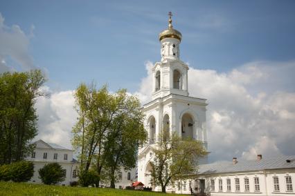 Великий Новгород. Вид на колокольню Свято- Юрьевского монастыря.