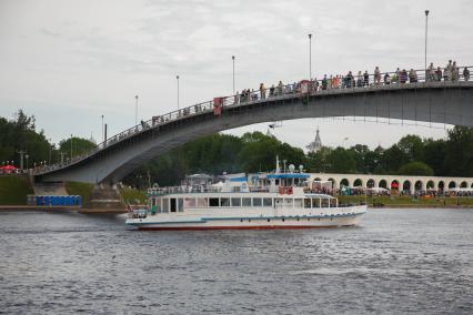 Великий Новгород. Вид на пешеходный мост через Волхов.