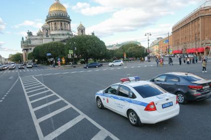 Санкт-Петербург.  Патруль ДПС на Исаакиевской площади.