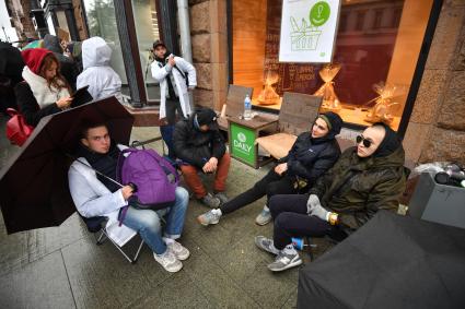 Москва. Покупатели в очереди возле магазина re:Store на Тверской улице, где начались продажи смартфонов iPhone XS, iPhone XS Max и iPhone XR.