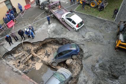 Санкт-Петербург. Последствия прорыва трубы горячей воды на Измайловском проспекте, в результате чего в подвальном кафе погибло два человека.