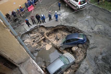 Санкт-Петербург. Последствия прорыва трубы горячей воды на Измайловском проспекте, в результате чего в подвальном кафе погибло два человека.