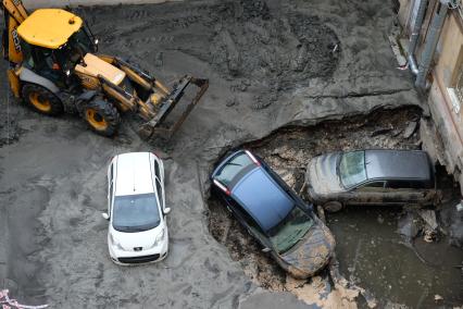 Санкт-Петербург. Последствия прорыва трубы горячей воды на Измайловском проспекте, в результате чего в подвальном кафе погибло два человека.