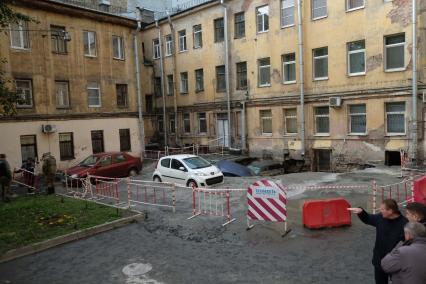 Санкт-Петербург. Последствия прорыва трубы горячей воды на Измайловском проспекте, в результате чего в подвальном кафе погибло два человека.