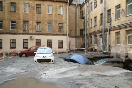 Санкт-Петербург. Последствия прорыва трубы горячей воды на Измайловском проспекте, в результате чего в подвальном кафе погибло два человека.