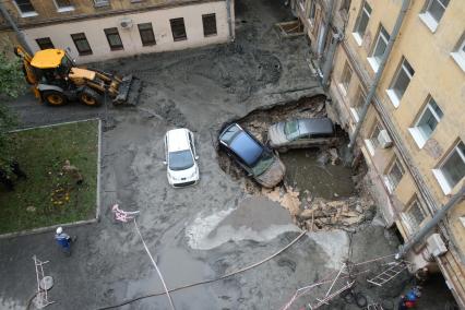 Санкт-Петербург. Последствия прорыва трубы горячей воды на Измайловском проспекте, в результате чего в подвальном кафе погибло два человека.