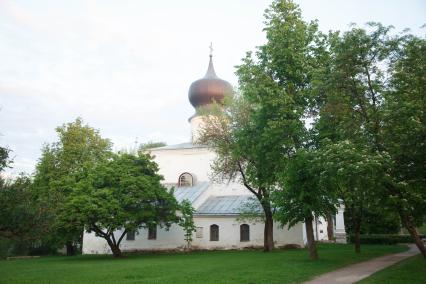 Псков. Вид на Церков Успения с Парома.