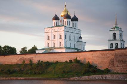 Псков.  Вид на Троицкий собор.