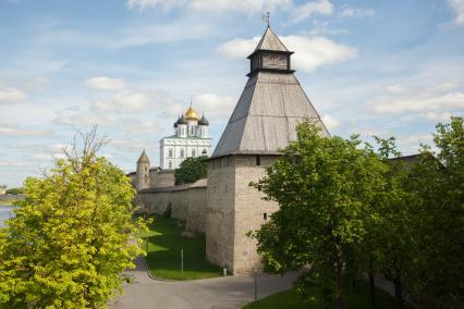 Псков.   Вид на Древнее городище на набережной рек Псковы и Великой.