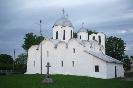 Псков.  Вид на Иоанно-Предтеченский монастырь.