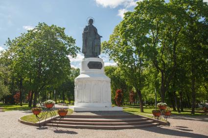 Псков.  Памятник княгине Ольге.