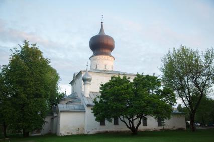 Псков. Вид на Церков Успения с Парома.