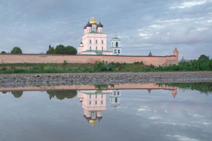 Псков.  Вид на Троицкий собор.