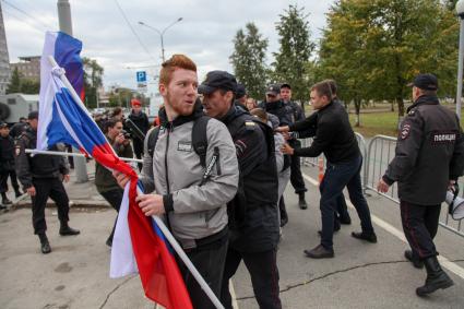 Пермь. Полиция и участники митинга против пенсионной реформы.