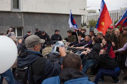 Пермь. Полиция и участники митинга против пенсионной реформы.