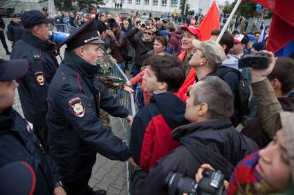 Пермь. Полиция и участники митинга против пенсионной реформы.