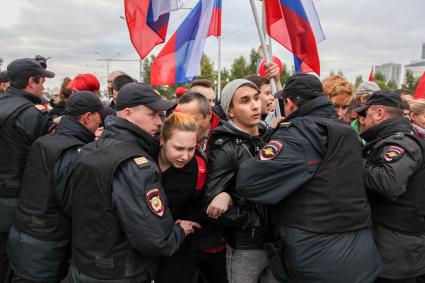 Пермь. Полиция и участники митинга против пенсионной реформы.