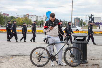 Пермь. Полиция и участники митинга против пенсионной реформы.