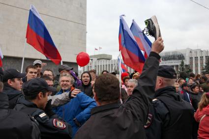 Пермь. Полиция и участники митинга против пенсионной реформы.