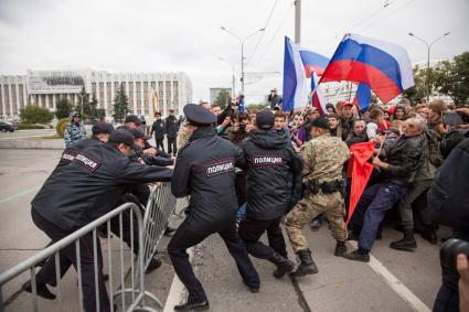 Пермь. Полиция и участники митинга против пенсионной реформы.