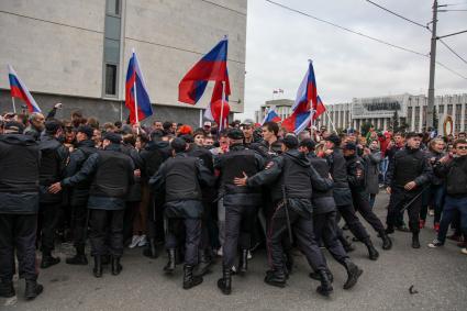 Пермь. Полиция и участники митинга против пенсионной реформы.