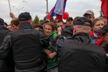 Пермь. Полиция и участники митинга против пенсионной реформы.