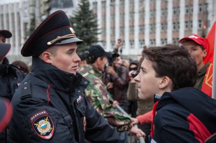 Пермь. Полиция и участники митинга против пенсионной реформы.