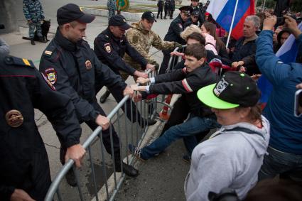 Пермь. Полиция и участники митинга против пенсионной реформы.