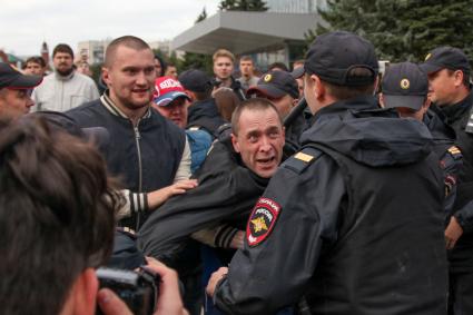 Пермь. Полиция и участники митинга против пенсионной реформы.