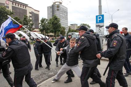 Пермь. Полиция и участники митинга против пенсионной реформы.