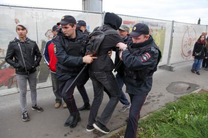 Пермь. Полиция и участники митинга против пенсионной реформы.