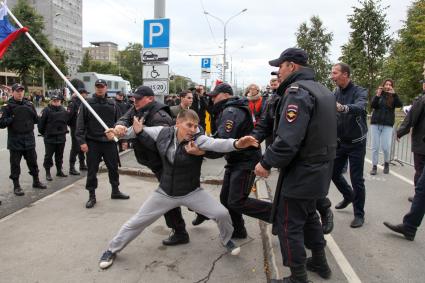 Пермь. Полиция и участники митинга против пенсионной реформы.