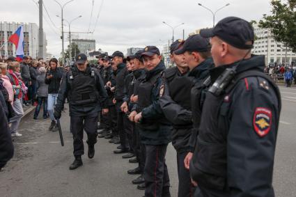 Пермь. Полиция и участники митинга против пенсионной реформы.