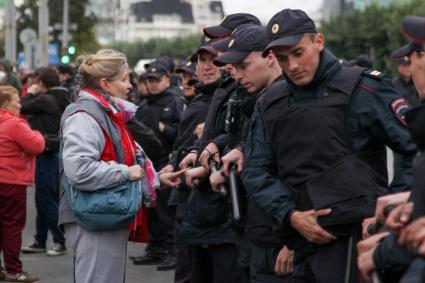 Пермь. Полиция и участники митинга против пенсионной реформы.