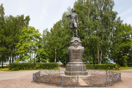 Республика Карелия. Петрозаводск. Памятник Петру I на Онежской набережной.