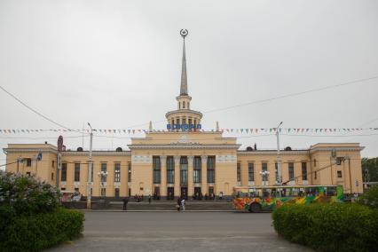 Республика Карелия. Петрозаводск. Железнодорожный вокзал и площадь Гагарина.