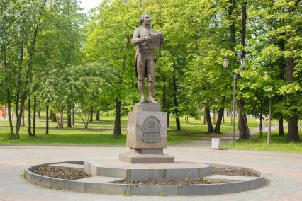 Республика Карелия. Петрозаводск. Памятник Гавриилу Державину в сквере Губернаторского парка.