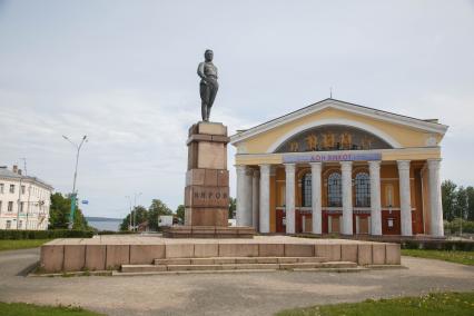 Республика Карелия. Петрозаводск. Памятник Кирову рядом с музыкальным театром Республики Карелия.