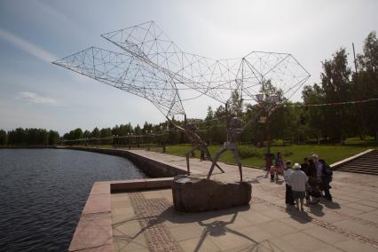 Республика Карелия. Петрозаводск. Памятник`Место встречи` на Онежской набережной