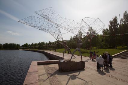 Республика Карелия. Петрозаводск.  Памятник`Место встречи` на Онежской набережной