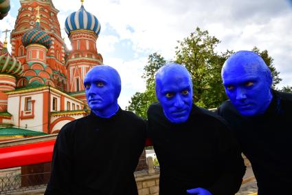 Москва. Нью-Йоркская перформанс-группа Blue Man Group, выступающая в образах `синих инопланетян`прогулялась по городу.